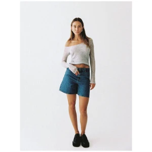 Signature Mid Relaxed Short