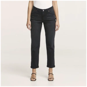 Mid Mom Slim Jean