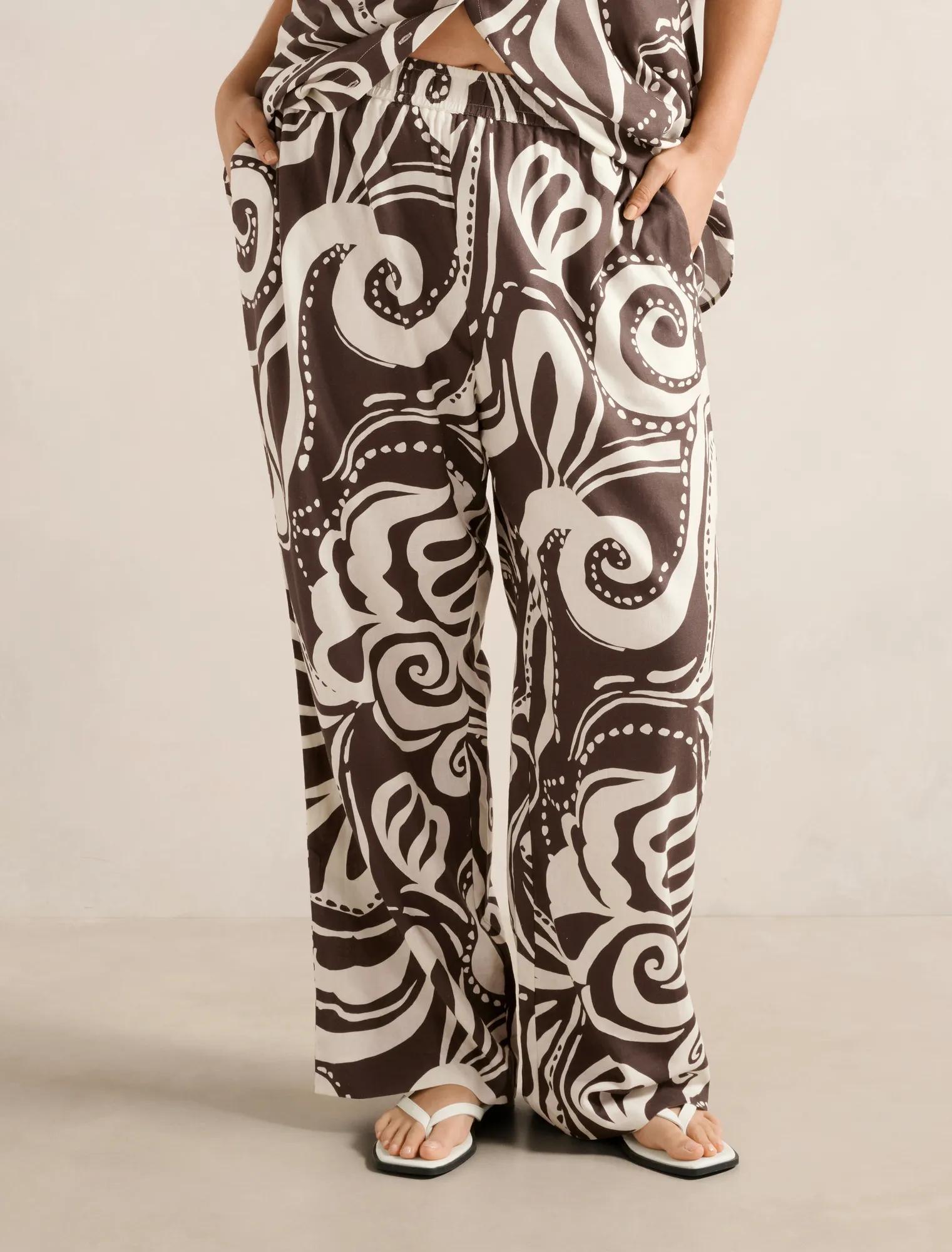 Forever New Women's Saige Curve Plus Size Printed Wide Leg Pants in Collett Abstract Co-Ord
