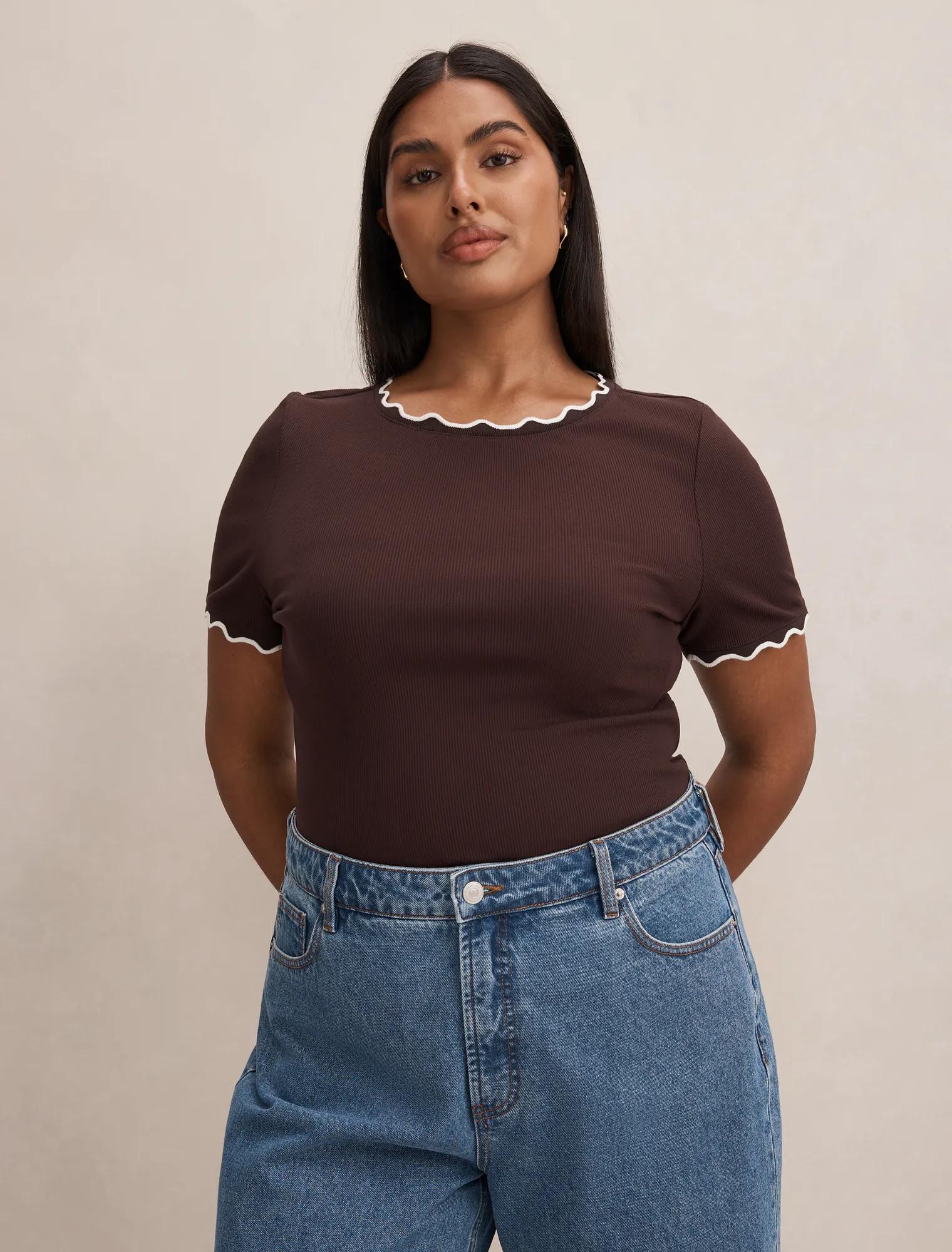 Forever New Women's Rebecca Curve Scallop Trim T-Shirt in Chocolate/Porcelain