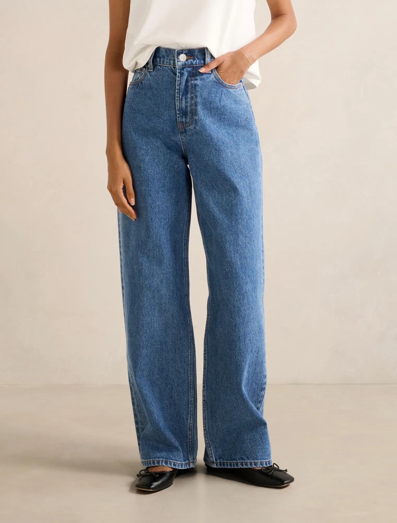 Forever New Women's Cloe Petite Straight Leg Jeans in Mid Wash