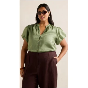 Forever New Women's Everly Curve Puff Sleeve Blouse in Garden Green